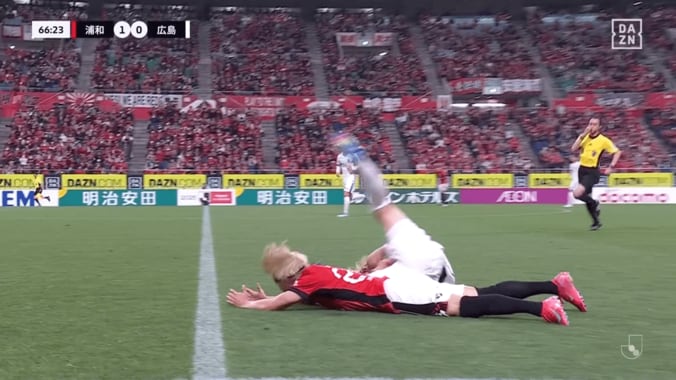 「一発レッドだろ！」後頭部に“回転キック”が直撃→スタジアム騒然「まじで荒い」「今のはねえだろ」「蹴りやがって！」浦和FWと広島MFがクラッシュした瞬間 2枚目