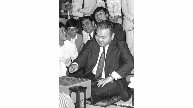 1982年7月31日夜 中原誠名人に勝ち「新名人」となった加藤一二三十段（提供：朝日新聞社）