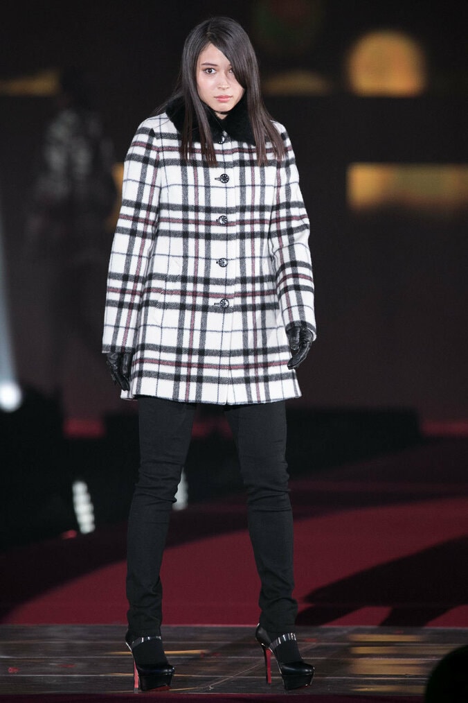 広瀬アリス＆すず姉妹の”イチャイチャ”に大歓声！ 初の幕張開催に3万1000人集結 -ガールズアワード2017A/W【画像集】 22枚目