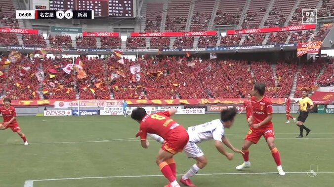 一体何が起きた？危険過ぎる強烈ヘッドバット衝突にスタジアム騒然「大丈夫か？」空中戦での頭部相打ちでダブルノックアウトの事態に 4枚目