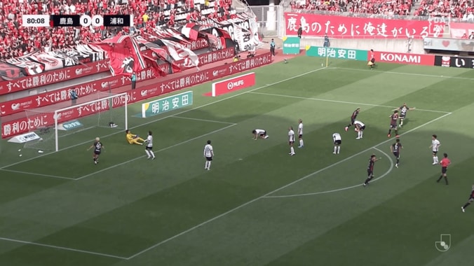 「盛大に煽られた…」鈴木優磨、浦和サポへの“まさかのリアクション”でSNS騒然「わざわざゴールの中に」「何かやってる笑」 4枚目