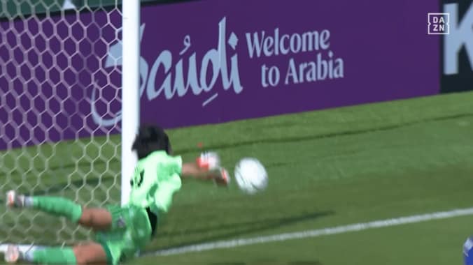 「荒木神だ！」18歳日本代表GK、韓国決定機を“衝撃ビッグセーブ”「弾き方も上手い」「ガンバはどえらいGK育てたな」194cm巨体が横っ飛び【U23アジアカップ】 4枚目