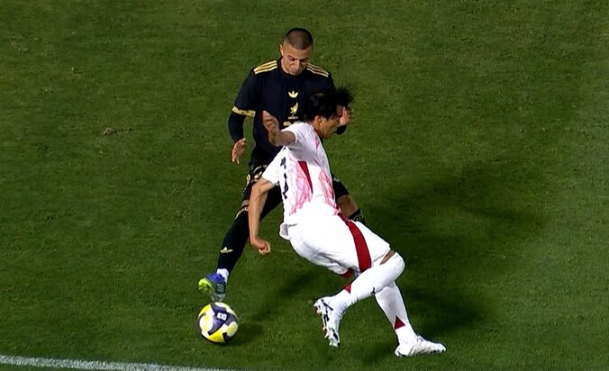 ターンする三笘薫