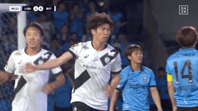 「あんな狭い場所で…」難易度マックスの“反転ボレー弾”が話題！「月間ベストゴール濃厚？」神戸FWが古巣川崎からゴラッソ「恩返しがすぎるよ…」 2枚目