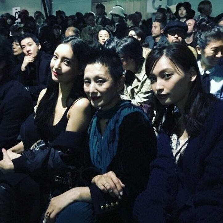 夏木マリ ファッションショーに出席 菜々緒 大政絢と お隣 3ショット公開 話題 Abema Times