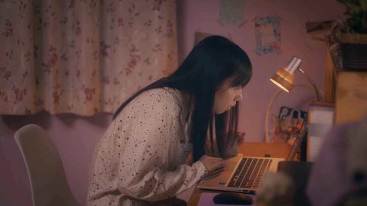 不倫相手の自宅に投函した“あるモノ”に戦慄！齊藤京子演じる不倫女子の行動が斜め上すぎる『泥濘の食卓』