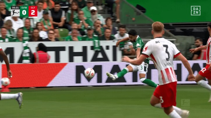 アーリークロスを上げる菅原由勢