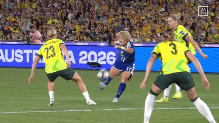 まさかのタイミングで右足を振り抜く浜野まいか