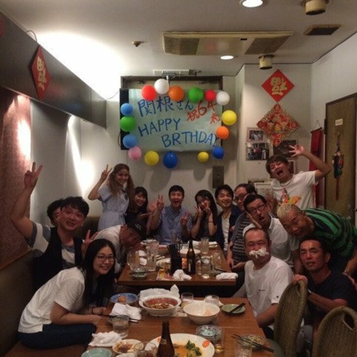 関根勤の64歳の誕生日会を開催 ウド鈴木ら『カンコンキンシアター』メンバー集結