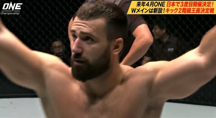 立ち上がったけど“歩けない”…重量級「フルスイング合戦」の衝撃結末