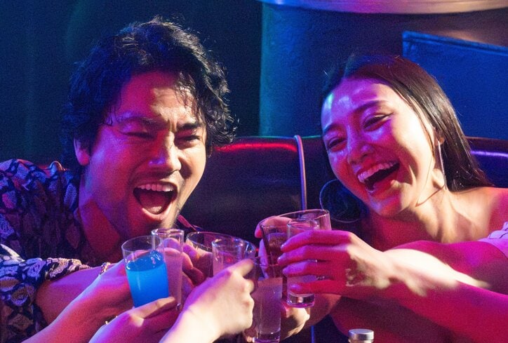 【写真・画像】桐谷健太、タイのナイトクラブでセクシーな美女たちと乾杯！佐野玲於はキレキレのダンス披露『インフォーマ -闇を生きる獣たち-』　1枚目