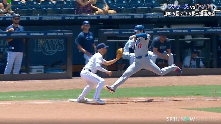 【写真・画像】山本由伸の“全力ベースカバー”に実況思わず「この笑顔です」 猛暑下で魅せた“好フィールディング”…表情が物語る　1枚目