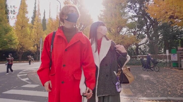 塩野瑛久＆足立梨花、いちょう並木で堂々手つなぎデート！映画のワンシーンのような2人にベッキー感嘆『私たち結婚しました2』第9話