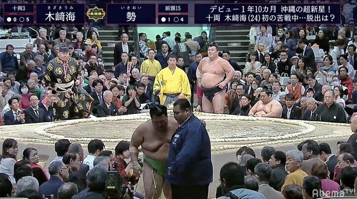 勝った勢も心配顔…押し倒された木崎海、後頭部から土俵下に転落でしばし動けず