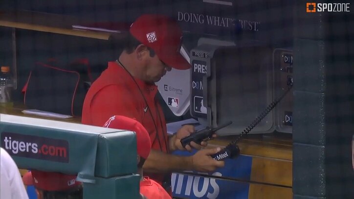 電話の不調でチャレンジができない“珍事”にマドン監督不満顔も…ファン爆笑「カブレラのイタズラか」