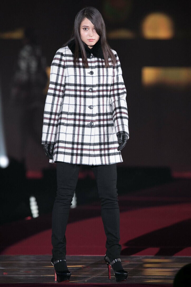 広瀬アリス＆すず姉妹の”イチャイチャ”に大歓声！ 初の幕張開催に3万1000人集結 -ガールズアワード2017A/W【画像集】