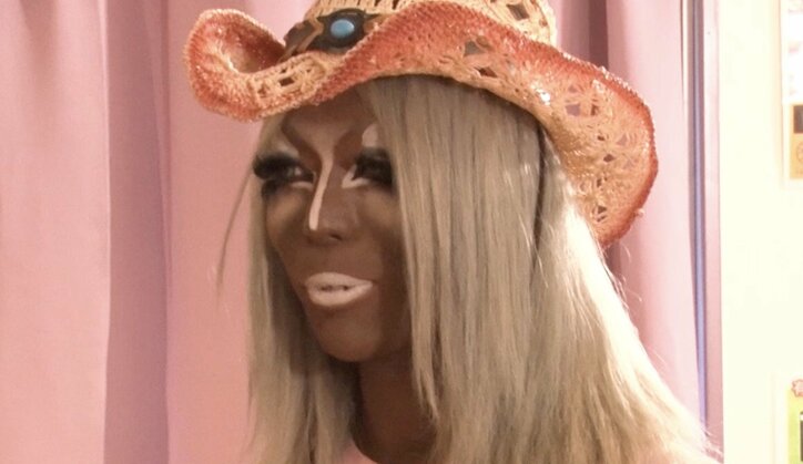 【写真・画像】「車の販売営業をしています」24歳黒ギャル男の仕事中の姿に衝撃「これでやってんの！？」　1枚目