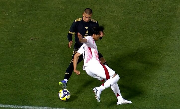 ターンする三笘薫