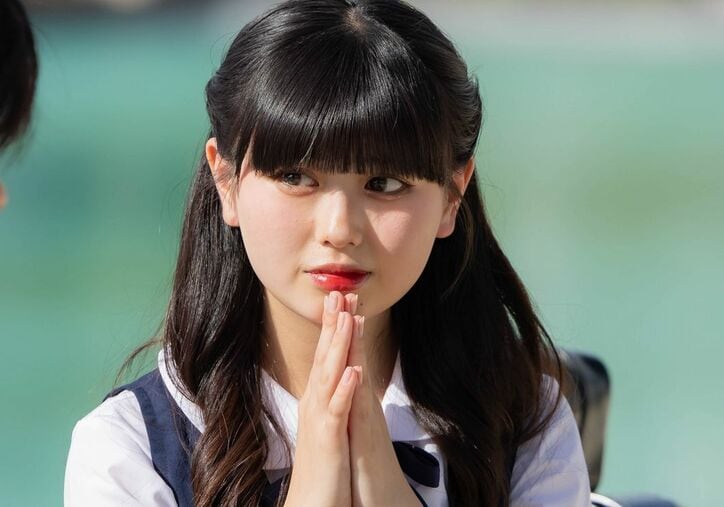 お嬢様風の制服が似合いすぎる高3美少女、高身長イケメン男子が早くもデレデレ