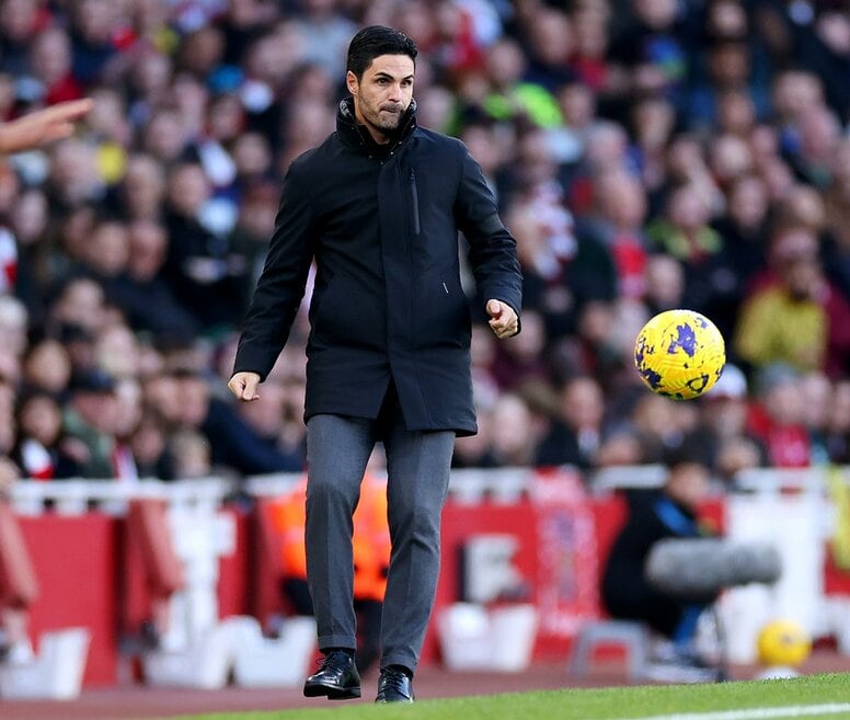 「上手すぎる」アルテタ監督が革靴で“神技トラップ＆リフティング”を披露した瞬間！引退から７年経過も衰えぬ足技に「よく止まるな」「かっこいい」など反響続々