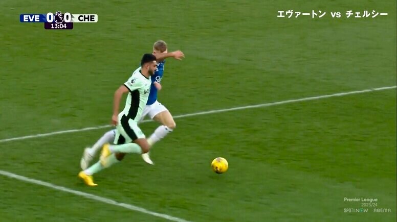 まるで重戦車！190センチ超え大型ストライカーVS超大型センターバックの球際バトルがエグすぎる瞬間 強引ドリブルを鬼ブロック「迫力ありますね」解説者も脱帽