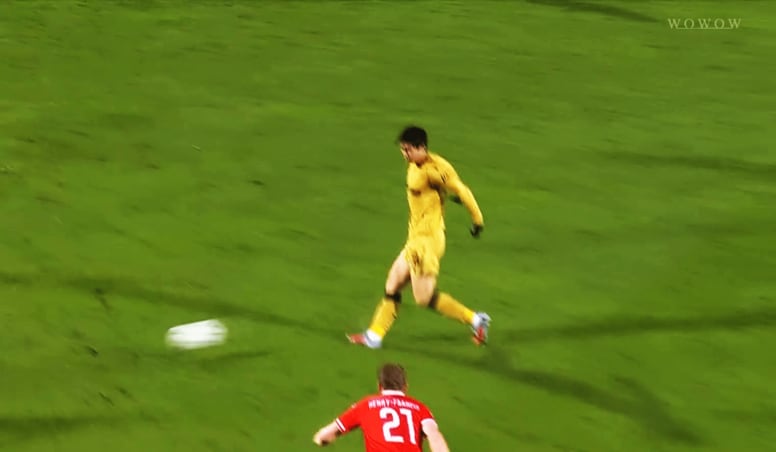 「天才だ」鎌田大地が“美しすぎるダイレクトパス”でプレアシスト！「まさにピンポイント」「格が違う」現地実況＆ファンが大絶賛