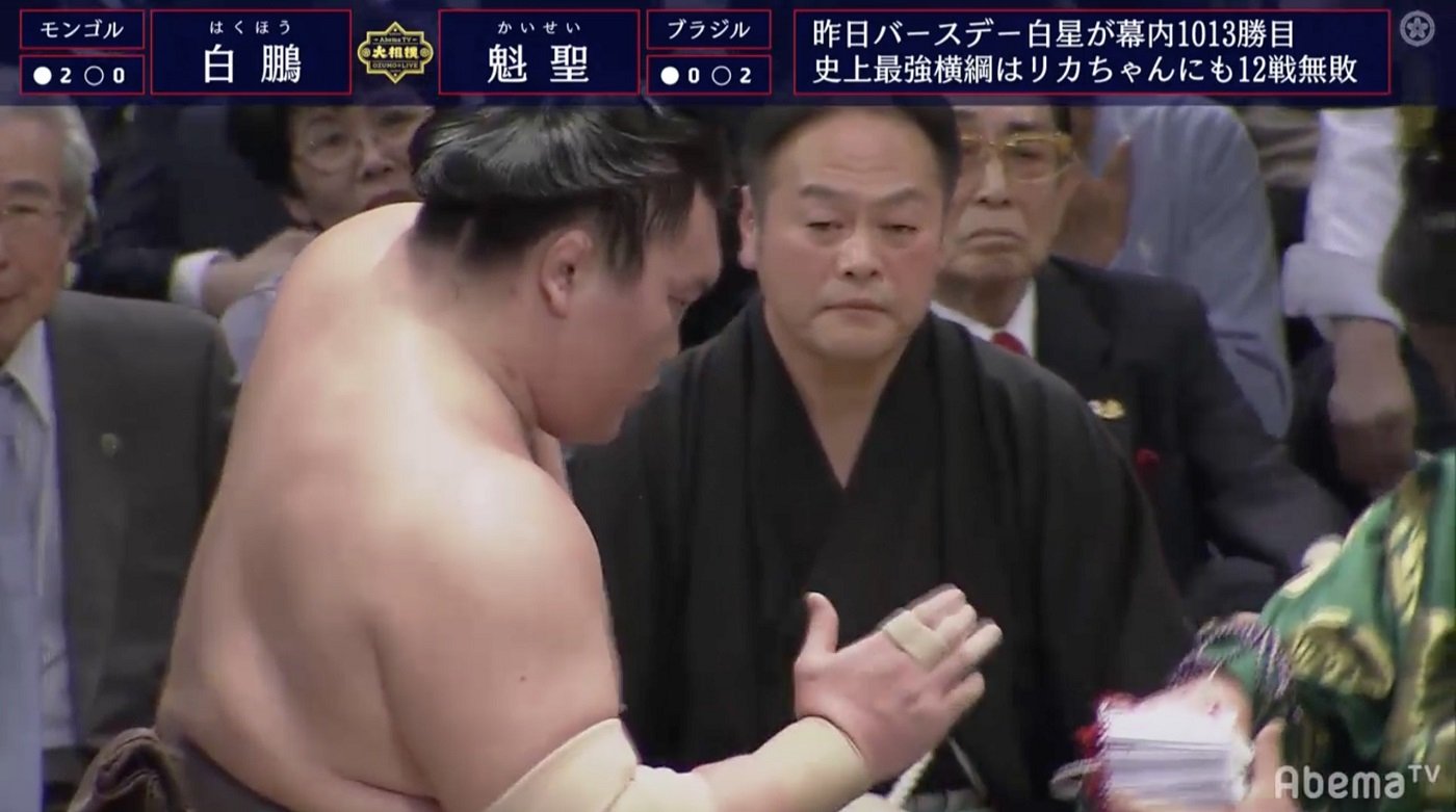上手くて強くて圧倒的 横綱 白鵬が磐石の3連勝 視聴者から 強すぎる と感嘆コメント相次ぐ 相撲 Abema Times