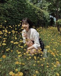 武田玲奈、花畑で佇む『ヤンジャン』オフショットを公開し絶賛の声が続出