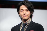 中村倫也「二次元から飛び出たみたい」なメガネ教師姿にファン悶絶