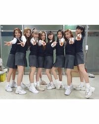 「キュンキュンが止まらない～！」「天使…」NiziU、キュートな制服姿の集合ショットにファン悶絶