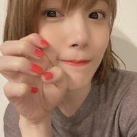 「真礼の赤備え！」「瞳に吸い込まれそう」声優・内田真礼、マニキュア輝く美麗セルフィーに称賛続々