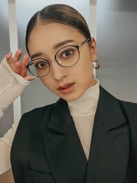 みちょぱの黒縁メガネのセルフショットに「もう全部好き」「知的なカンジがしていい」と喜びの声