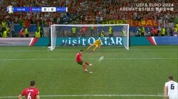 「泣いてるやん」C・ロナウド、狙い通りのコースにシュートを放つも神セーブに阻まれまさかのPK失敗の瞬間「まじか」「これはキーパーがすげえ」