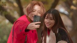 塩野瑛久＆足立梨花、いちょう並木で堂々手つなぎデート！映画のワンシーンのような2人にベッキー感嘆『私たち結婚しました2』第9話