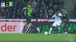 「これでイエローカードかよ？」40秒で2人潰して逆ギレ！ 背後から投げ飛ばす→飛びかかって吹っ飛ばす　中盤で暴れ回る“ヴォルフスブルクの潰し屋”の危険すぎるプレー