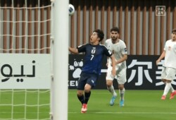 えっ、背中越しパスを…？ 日本代表エースの“神業クッションコントロール”に騒然「うますぎる」「すごい逸材」佐藤龍之介が超絶トラップした瞬間【U-20アジアカップ】