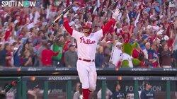 打った瞬間“確信爆発”ホスキンス、完璧な一発にバット投げつけるオーバーリアクション 地元ファンも大熱狂