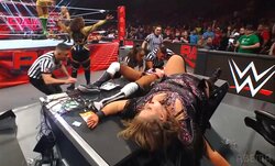 華奢な女子レスラー、場外テーブルで…衝撃シーンにレフェリー大集合 ファンも悲鳴