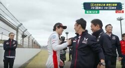 大物元F1ドライバーが「いるじゃん」 国内最速レース、ホンダの新星祝うレジェンドの姿に「変わらないな」反響