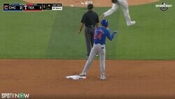 アイツは一体、何やってるんだ…？ 球界屈指のフルスイング野郎がベース上で見せた“謎の動き”　カブス・鈴木誠也の同僚のパフォーマンスにファン騒然