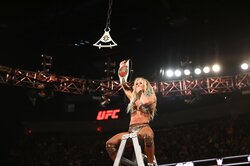 美女レスラーたちがラダーマッチで衝撃技連発！ “超巨大はしご”で取っ組み合い→ソル・ルカが得意技でフィニッシュの瞬間