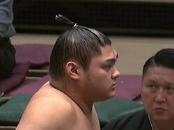 「驚くべき顔の小ささ…」身長189センチ20歳力士、土俵で異彩を放つ“異次元スタイル”に驚きの声「初恋泥棒みたいな爽やかさ」ネットでも話題のビジュアル