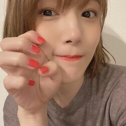 「真礼の赤備え！」「瞳に吸い込まれそう」声優・内田真礼、マニキュア輝く美麗セルフィーに称賛続々