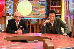 左は突出した岩、右は崖 山奥の一軒家に向かう“超細道”に「狭っ、怖っ」 スタジオも驚愕