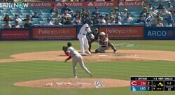 えっ？ そのボール打つ…！？ 大谷翔平、“ド変態サヨナラ打”がヤバすぎると話題に　右手一本で狙い打ち… ファン騒然「思わず声出た」「天才かな」