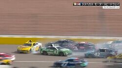 視聴者驚愕！ 米人気レースで“4台横並び”多重クラッシュ…カメラが捉えた衝撃の一部始終「音がすげえ」