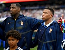 「弾道イカれてんだろ！」フランスGKの“神パントキック”にファン驚愕！「なんじゃそりゃ」「高さも位置も完璧」エムバペが速攻発動【W杯】