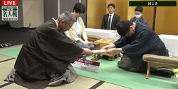挑戦者・永瀬拓矢九段が62手目を封じる 藤井聡太名人との超難解“羽田空港対局”は互角のまま2日目へ！／将棋・名人戦第2局