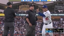 審判に大激怒！大谷への“報復死球”に激昂「めっちゃ怖い」「審判ヤバすぎ」 因縁の相手に“猛突進”… ド軍・ロバーツ監督の怒りが大爆発