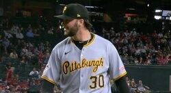 なんで笑ってんだよ… 怪物右腕、三振奪って“ニヤニヤ”「こんなん打てないだろ」変化しすぎた？ スキーンズ、捕手も捕れない“超絶魔球”